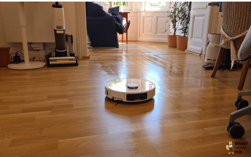 Der Dreame X40 Ultra wischt im Test auf einem Laminatboden.